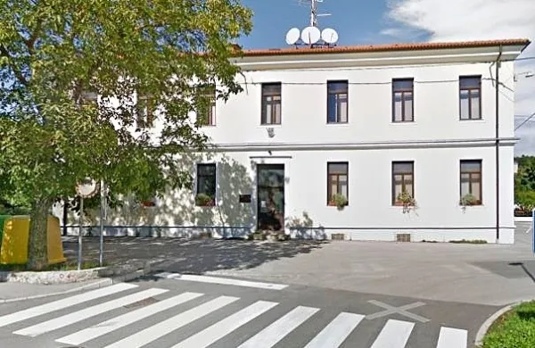 Kulturni dom Košana bo dobil nova okna in vrata ter del fasade.