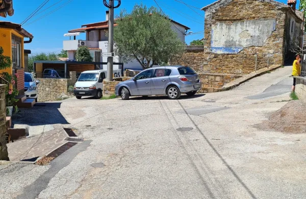 Ker je bilo v preteklosti manjših gradbišč v središču vasi že res 
veliko, je cestišče dobesedno pokrpano.