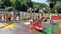  V Enajsti šoli pod solkanskim mostom se da slalom s kajakom voziti tudi po asfaltu ...