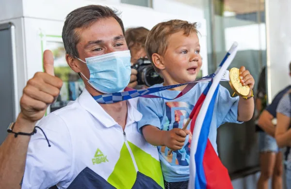 Po zlatem divjevodašu Benjaminu Savšku in srebrni judoistki Tini 
Trstenjak se je v domovino vrnil tudi zlati kolesar Primož Roglič 
(na fotografiji s sinom).