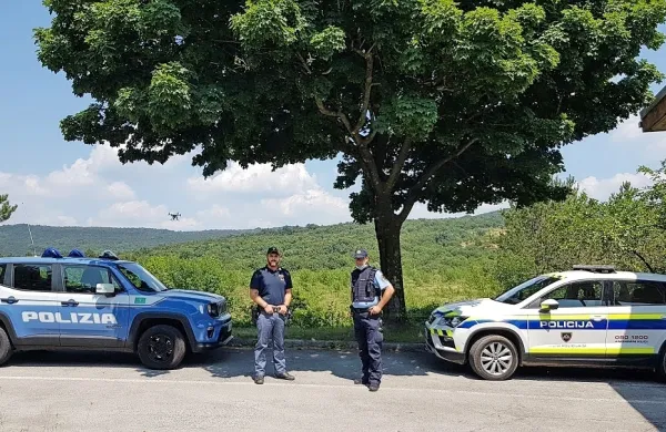 Policiji Slovenije in Italije sta danes obnovili mešane patrulje za 
skupen nadzor meje med državama in predvsem za preprečevanje 
nezakonitih migracij na t. i. balkanski migracijski poti.

