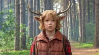 Glavna zvezda Netflixove serije Sweet Tooth Christian Convery v 
vlogi simpatičnega in zvedavega Gusa.