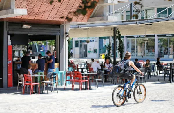 Sindikat delavcev gostinstva in turizma zaradi zaostrovanja ukrepov za omejevanje širjenja koronavirusa, pritiskov ter delitev na 
cepljene in necepljene, ki da povzročajo razdor med zaposlenimi, 
stanje ocenjuje kot alarmantno.