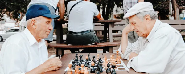 Sedanje desetletje je bilo razglašeno za obdobje zdravega staranja, a se obenem močno krepi starizrem oziroma staromrzništvo.