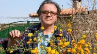 Franjo Frančič  živi in ustvarja v istrski vasi Padna.  