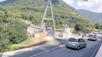 V teh dneh gradbinci končujejo dostop na levem bregu, na desnem 
pa bodo povezovalno pot začeli graditi šele sredi avgusta. 