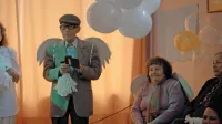 Prizor iz filma Krt, kjer je  infiltrirani agent na posebni misiji.