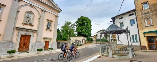   V gornjem delu naselja ob glavni cesti stoji župnijska cerkev sv. 
Jurija.