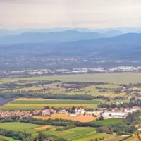   Miren leži tik ob slovensko-italijanski meji, na skrajno zahodnem 
delu Vipavske doline.