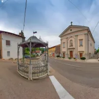 Med najbolj razpoznavnimi vodnjaki  je  tisti iz leta 1865   na 
spomeniško zaščitenem trgu v zgornjem Mirnu.