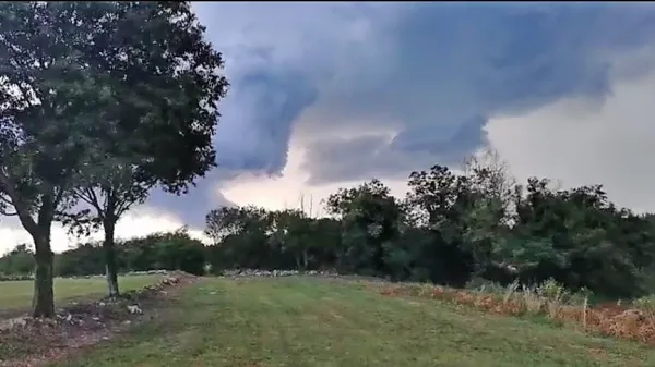 Zračni vrtinec, ki je nastal danes pozno popoldne v bližini Tinjana 
v hrvaški Istri (foto vir: FB Istramet)