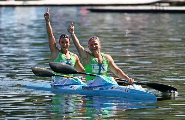 Slovenski kajakašici na mirnih vodah Špela Ponomarenko Janić in 
Anja Osterman sta se na olimpijskih igrah v Tokiu prebili v 
polfinale v disciplini K-2 na 500 metrov.