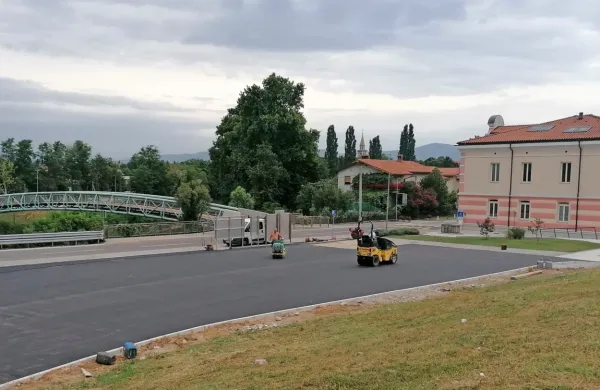Asfaltirali so zemlji&scaron;če ob občinski stavbi