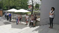 K višji precepljenosti prispevajo tudi množična cepljenja (na 
fotografiji je junijsko cepljenje v Pivki).