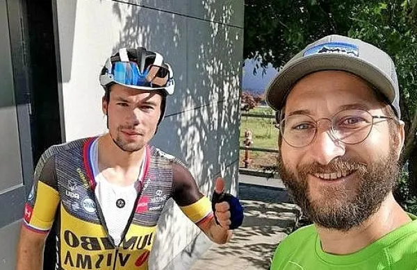 Primož Roglič si je za današnji trening izbral Vipavsko dolino, v 
Ajdovščini pa je srečal kar nekaj domačih ljubiteljev kolesarstva. 
(Foto vir: wajdusna.com)