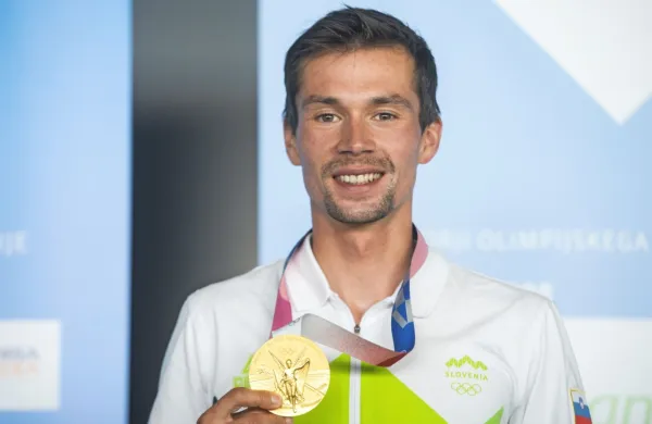 Primož Roglič z zlato olimpijsko medaljo v kronometru