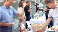 Množičnega praznovanja terana in pršuta tudi letos ne bo, bo pa 
pet tematskih večerov in deset degustacij pri vinarjih, podobnih 
predlanski v Dutovljah (na fotografiji).
