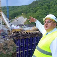 Pavle Hevka pred bodočim 250-metrskim viaduktom, ki pa bo 
pokrit z betonskim obodom.   
