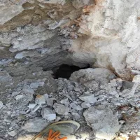  Že takoj na začetku del v Divači je gradbince presenetila prva 
kraška jama; 1,5 metra široko brezno so jamarji izmerili do 12 
metrov globine,  a jih je ustavila previsoka koncentracija CO2.