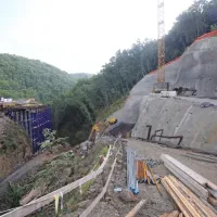 Na desni sta že pripravljena portala za vrtanje glavne predorske 
cevi in servisne cevi, ki bo zasnovo za bodočo dvotirno progo.