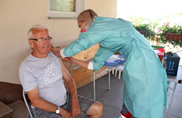 Janko Ferlež se je v mobilni enoti cepil med prvimi, a z drugim odmerkom. “Tole s covidom niso heci,” pravi. 