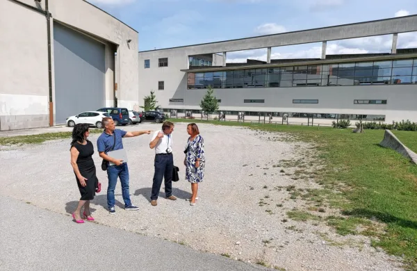 Zemljišča za SNG niso več v lasti občine, ampak države. Ta bo dala 
denar za gradnjo avditorija. Prihodnje leto naj bi tam že stal. 