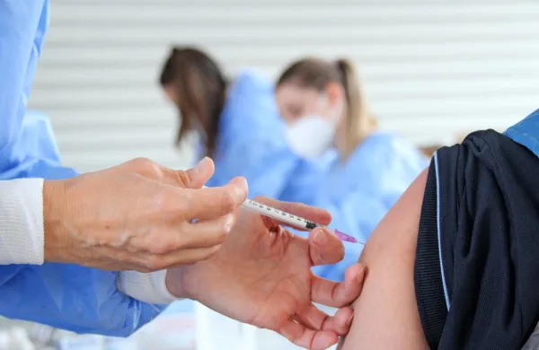 Med opravljenimi skoraj 1,7 milijona cepljenj proti covidu-19 doslej 155 prijav resnih neželenih učinkov