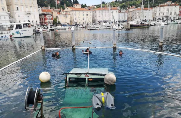 Dvignili potopljena čolna