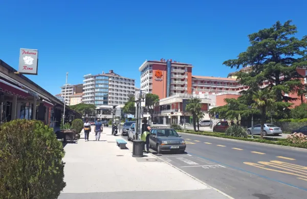 Na portoroški promenadi bodo morali sobivati tako hoteli kot 
lokali z glasbo v nočnem času. 