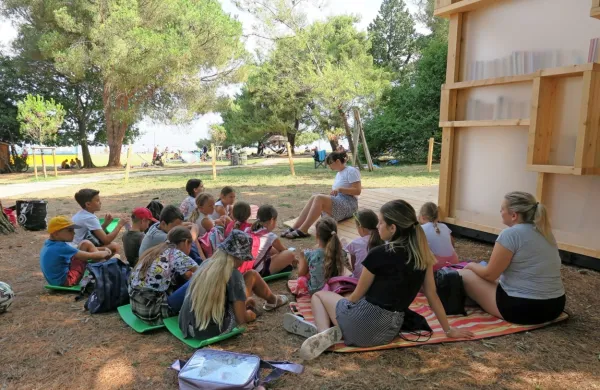 V bralni sobi na plaži vsak dan berejo ljudske pravljice
