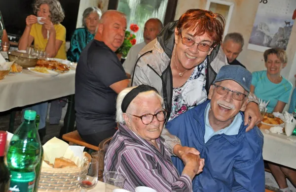 Stoletna Ljudmila Čuk - Medvedova Milka -  z gorske vasi Javornik, 
je minulo nedeljo praznovala v družbi sorodnikov in planinskih 
prijateljev 