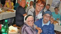 Stoletna Ljudmila Čuk - Medvedova Milka -  z gorske vasi Javornik, 
je minulo nedeljo praznovala v družbi sorodnikov in planinskih 
prijateljev 
