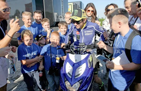 Otroci iz minimoto šole iz Vrtojbe so se leta 2013 v Misanu srečali 
z Valentinom Rossijem. 