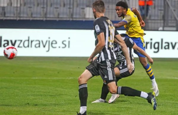 Mura (v črno belih dresih) bo drevi gostila Žalgiris.
