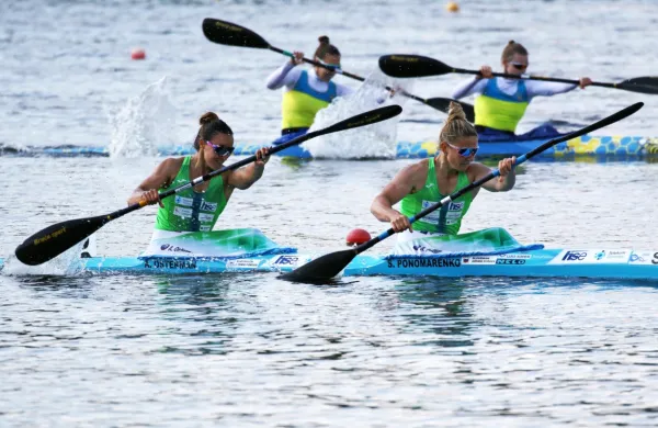 Slovenski kajakašici na mirnih vodah Anja Osterman in Špela 
Ponomarenko Janić sta na olimpijskih igrah v Tokiu osvojili 
končno 17. in 20.