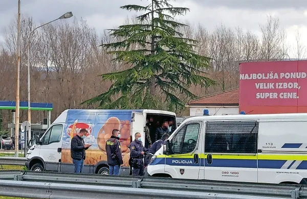 Policista   specializirane enote za nadzor državne meje sta sredi   
marca vozila za preveč natovorjenim kombijem ljubljanske registracije.  Karoserija se je posedla vse do platišč.    Voznik se sprva 
ni odzival na njune znake, naj ustavi, zato sta ga pred nekdanjim  
mejnim prehodom  Škofije zablokirala.   