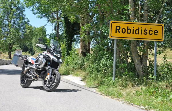 Do Robidišča se od Kobarida vije zavita in ozka cesta, ki jo je potrebno jemati z vso resnostjo. Pazljiv 
je potrebno biti na kakšen del slabo ohranjenega asfalta in številne druge udeležence v prometu. 