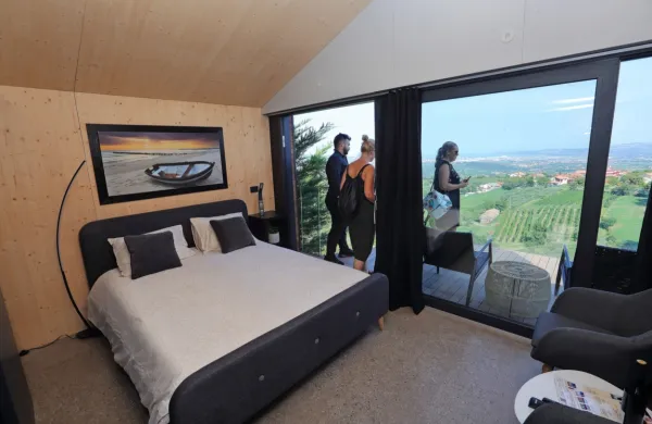V Marezigah je nastalo glamping naselje