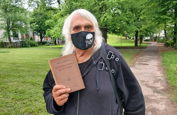Bora Đorđević v ljubljanskih Kosezah s sabo na maski in z darilom, Cankarjevima romanoma Martin Kačur in Na klancu v srbščini