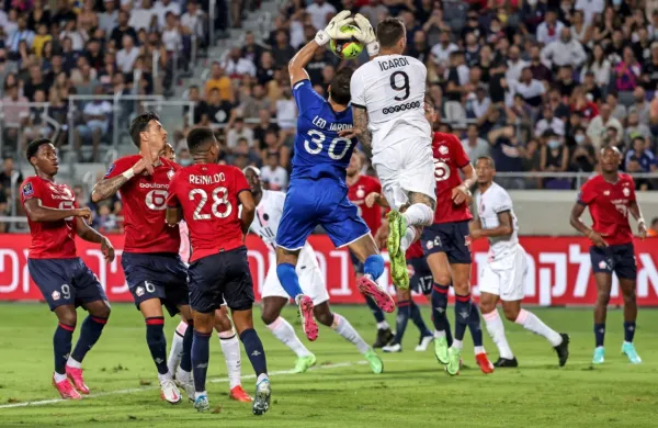 Državni prvaki, nogometaši Lilla (v rdečih dresih) , so sezono začeli 
z zmago nad Paris Saint-Germainom v francoskem superpokalu, ki 
ga je v nedeljo gostil Tel Aviv. 