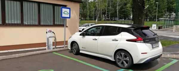Z ambicioznejšim ciljem EU za razogljičenje bi morali v Sloveniji čez deset let imeti vsaj 300.000 električnih avtomobilov.