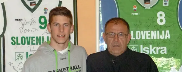 David Nikolić (desno) skupaj s sinom olimpijcem Aleksejem ob 
dresih košarkarske reprezentance.