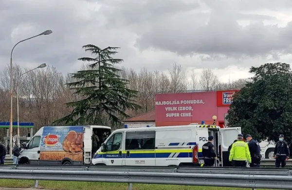 Policisti so v zadnjem času   spet prestregli več kombijev, v katerih 
so vozniki  proti Italiji  peljali  ilegalne prebežnike.    