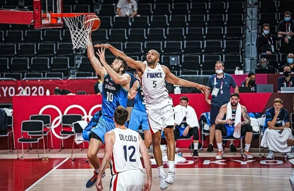 Center Mike Tobey (št. 10) bo tudi danes pomemben člen 
slovenske igre.