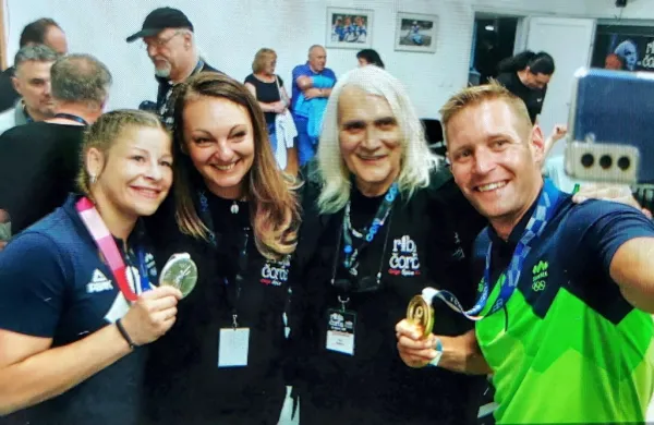Bora in žena Dubravka v zlato-srebrnem objemu Tine Trstenjak in 
Benjamina Savška