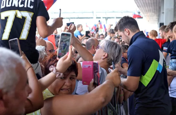 Luka Dončić med množico navijačev na brniškem letališču