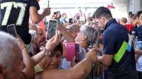 Luka Dončić med množico navijačev na brniškem letališču