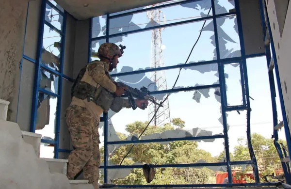 Pripadnik afganistanskih oboroženih sil med vojaško operacijo 
proti talibanom konec julija v mestu Kunduz. 