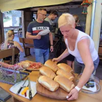 V bližnjih Popetrah deluje ena od številnih turističnih kmetij: 
Kmetija in osmica   Romano, ki jo vodita  Robi in Kristina Marsič.