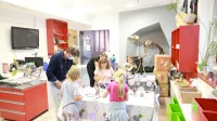 Muzejski informator Primož Renko med ustvarjalo delavnico z 
mladimi obiskovalci. 